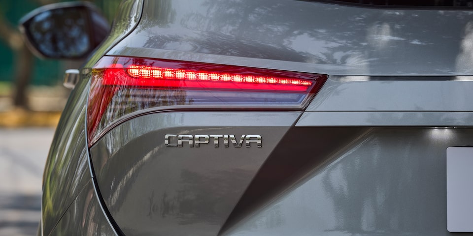 Chevrolet Captiva 2025 con faros de niebla, luces direccionales LED en espejos y luces traseras con apariencia LED